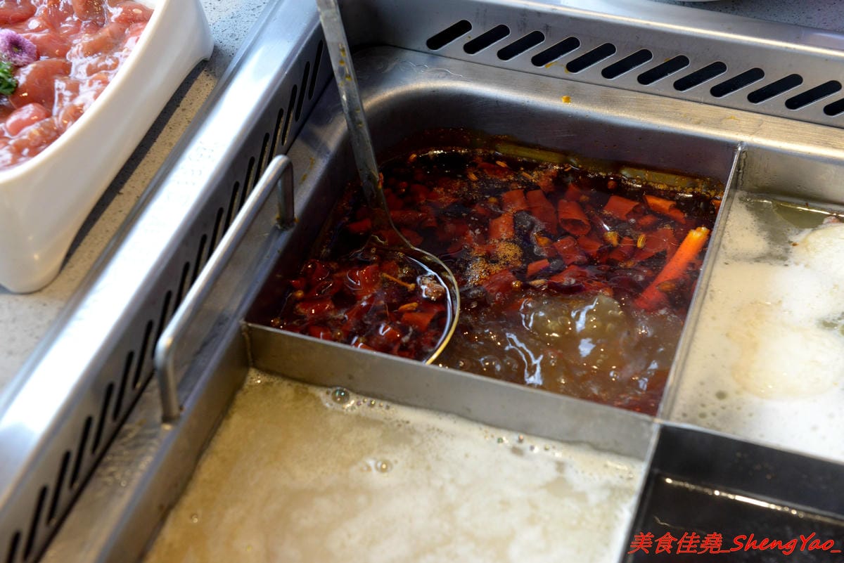 [台中西屯]海底撈火鍋台中大遠百店 – 海底撈火鍋台中店開始試賣,火鍋湯底湯頭有特色,東西新鮮不錯吃,專人桌邊服務貼心至極,還會幫單身客人找伴XD,用餐時還有拉麵表演和變臉秀表現,不限用
