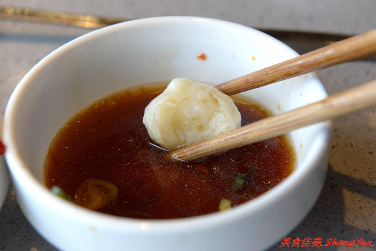 [台中西屯]海底撈火鍋台中大遠百店 – 海底撈火鍋台中店開始試賣,火鍋湯底湯頭有特色,東西新鮮不錯吃,專人桌邊服務貼心至極,還會幫單身客人找伴XD,用餐時還有拉麵表演和變臉秀表現,不限用