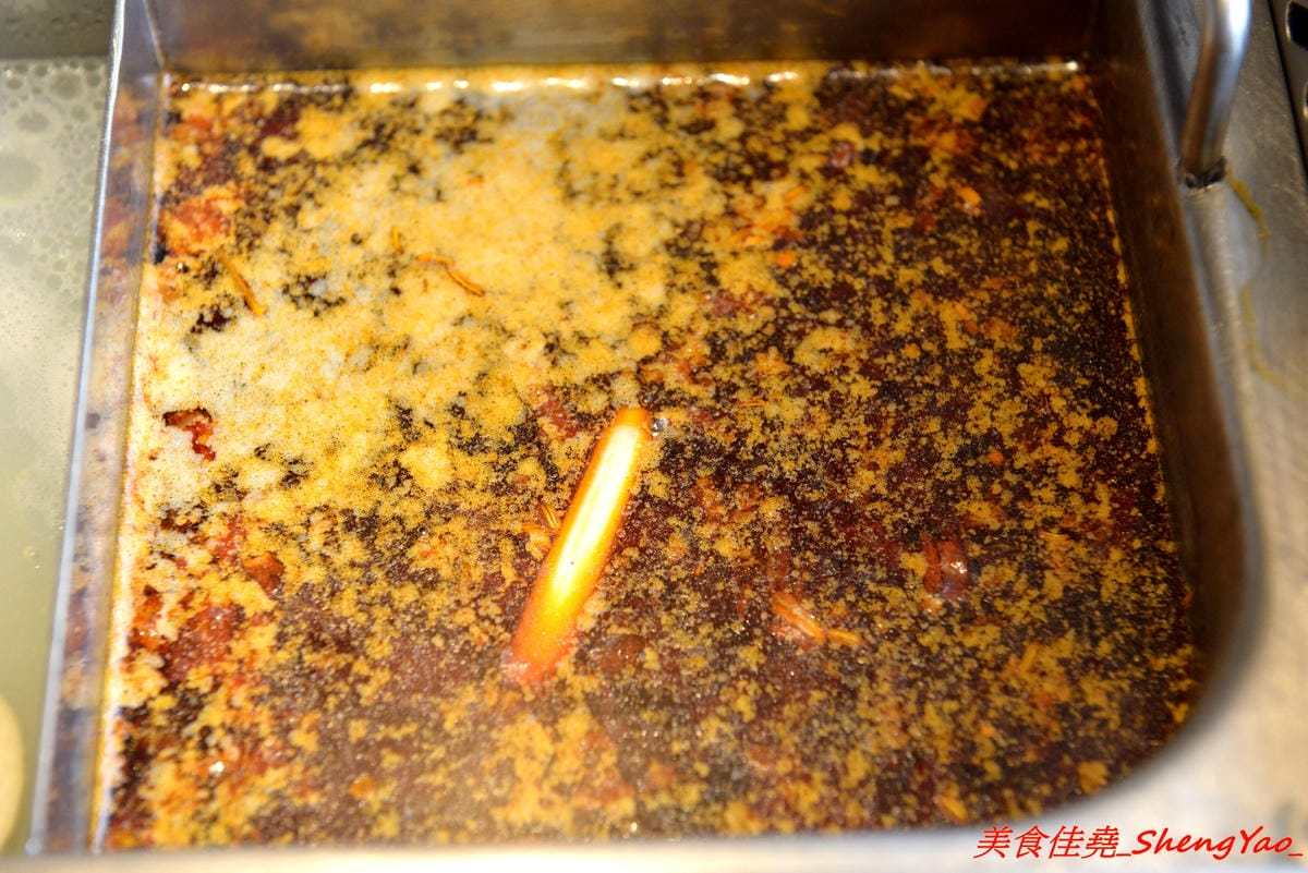 [台中西屯]海底撈火鍋台中大遠百店 – 海底撈火鍋台中店開始試賣,火鍋湯底湯頭有特色,東西新鮮不錯吃,專人桌邊服務貼心至極,還會幫單身客人找伴XD,用餐時還有拉麵表演和變臉秀表現,不限用