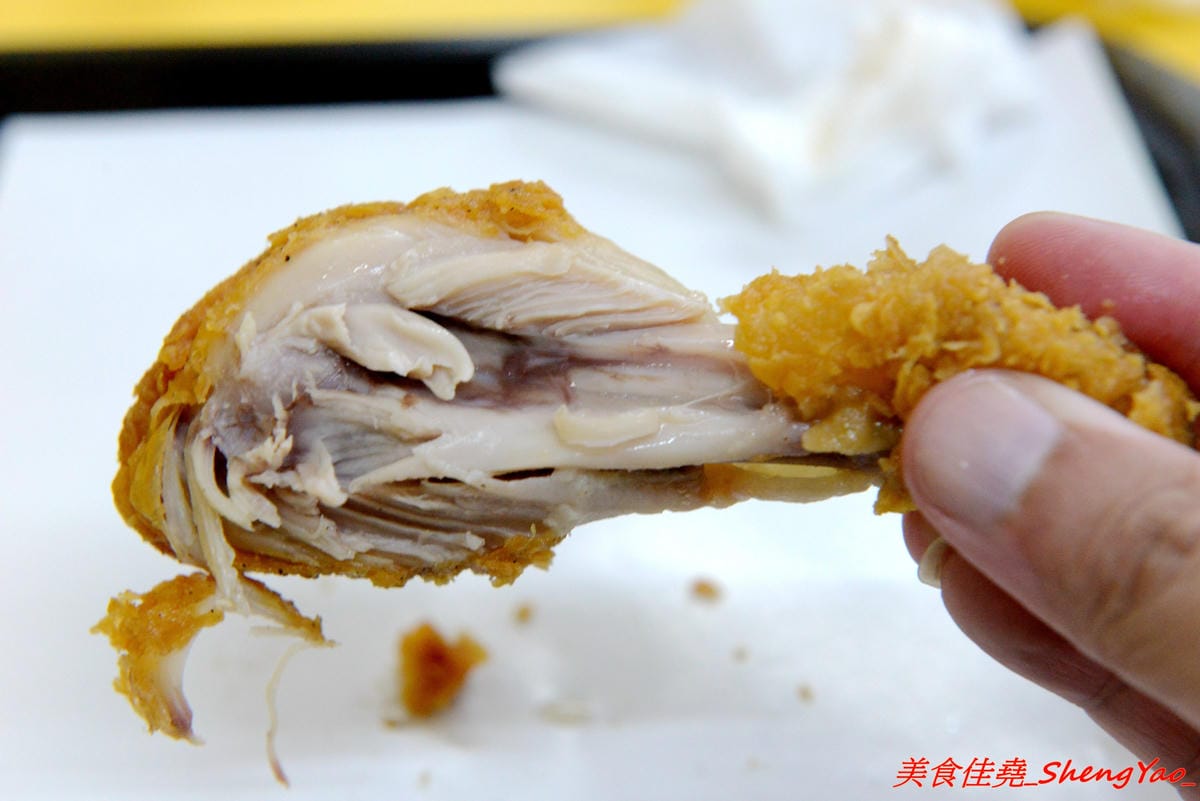 [台中沙鹿]爆Q美式炸雞 沙鹿店 – 彰化發跡的美式炸雞店,網友評價不輸胖老爹,肉嫩不柴,肉汁鎖好鎖滿,剛炸好現吃會有爆汁的感覺,價格便宜,超值全家餐只要299元。