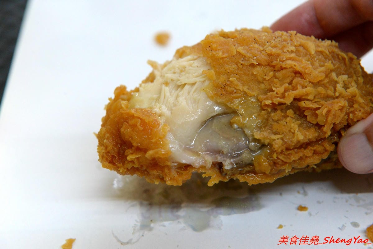 [台中沙鹿]爆Q美式炸雞 沙鹿店 – 彰化發跡的美式炸雞店,網友評價不輸胖老爹,肉嫩不柴,肉汁鎖好鎖滿,剛炸好現吃會有爆汁的感覺,價格便宜,超值全家餐只要299元。