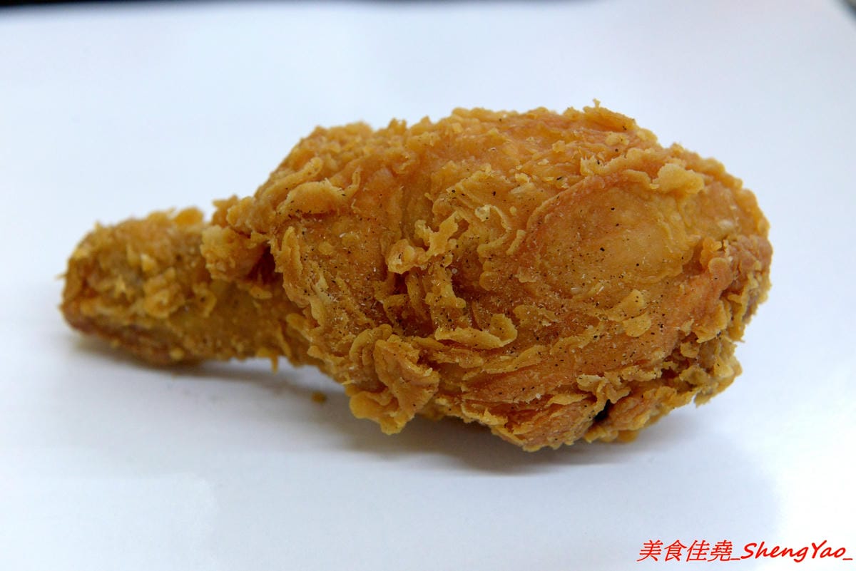 [台中沙鹿]爆Q美式炸雞 沙鹿店 – 彰化發跡的美式炸雞店,網友評價不輸胖老爹,肉嫩不柴,肉汁鎖好鎖滿,剛炸好現吃會有爆汁的感覺,價格便宜,超值全家餐只要299元。
