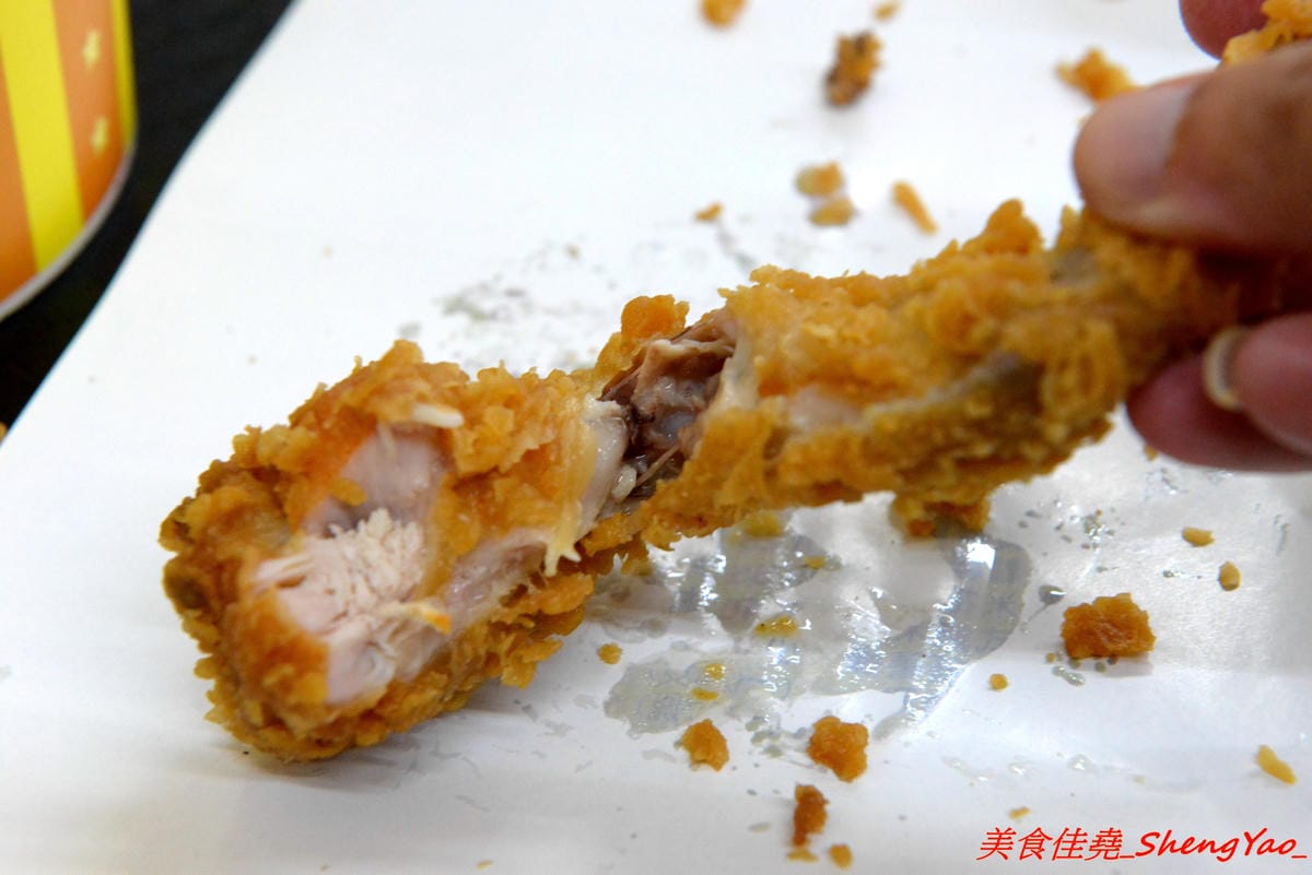 [台中沙鹿]爆Q美式炸雞 沙鹿店 – 彰化發跡的美式炸雞店,網友評價不輸胖老爹,肉嫩不柴,肉汁鎖好鎖滿,剛炸好現吃會有爆汁的感覺,價格便宜,超值全家餐只要299元。