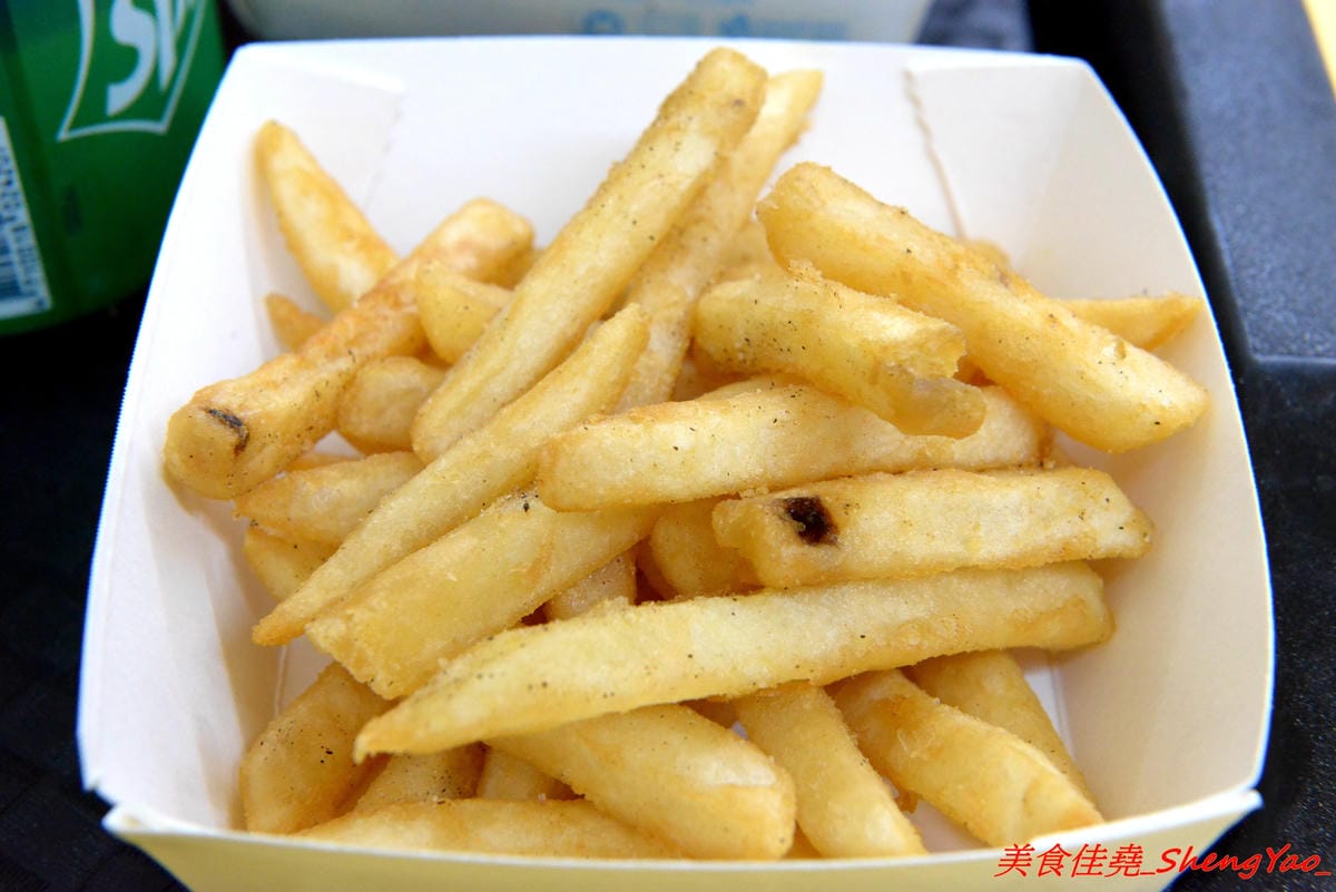 [台中沙鹿]爆Q美式炸雞 沙鹿店 – 彰化發跡的美式炸雞店,網友評價不輸胖老爹,肉嫩不柴,肉汁鎖好鎖滿,剛炸好現吃會有爆汁的感覺,價格便宜,超值全家餐只要299元。