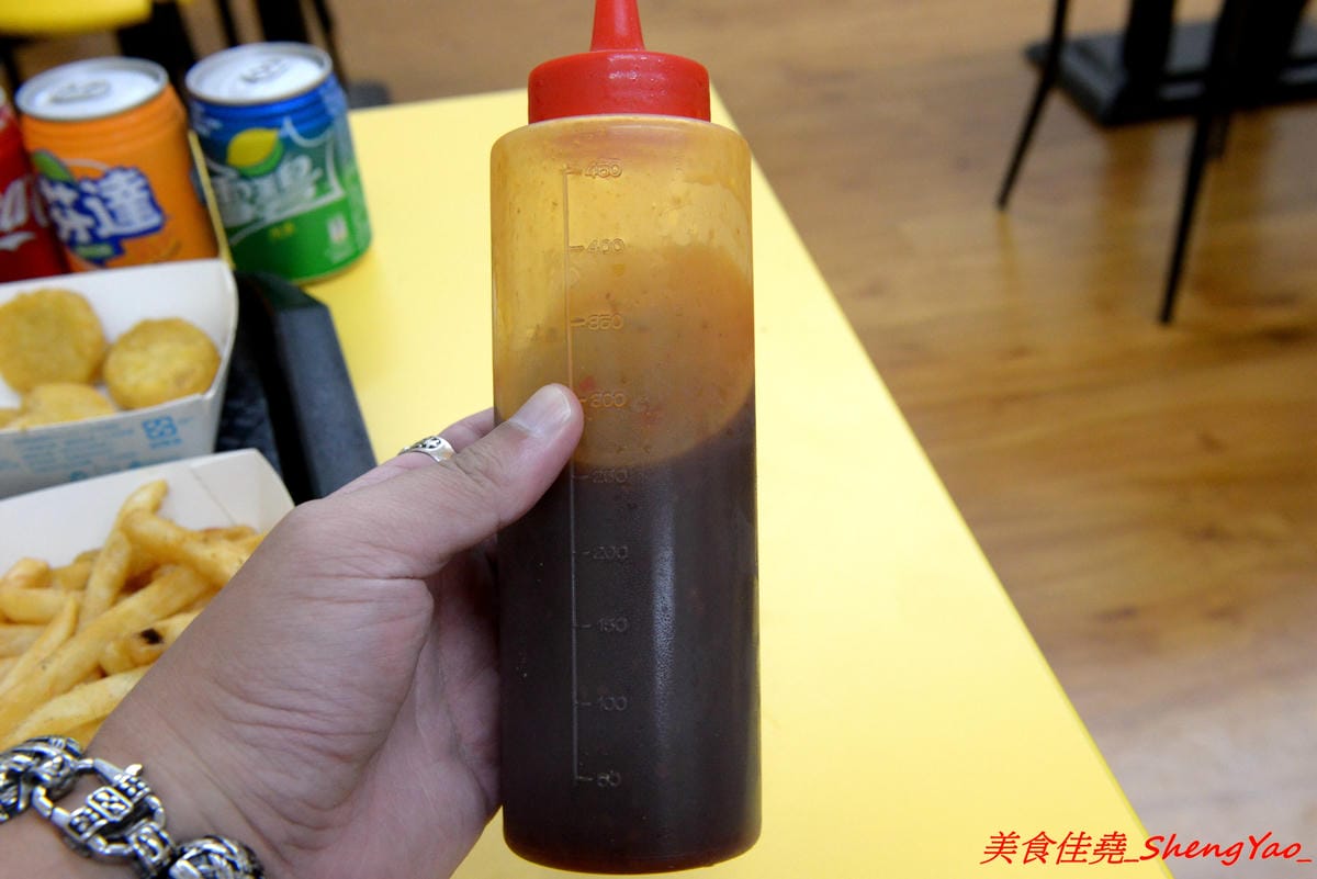 [台中沙鹿]爆Q美式炸雞 沙鹿店 – 彰化發跡的美式炸雞店,網友評價不輸胖老爹,肉嫩不柴,肉汁鎖好鎖滿,剛炸好現吃會有爆汁的感覺,價格便宜,超值全家餐只要299元。
