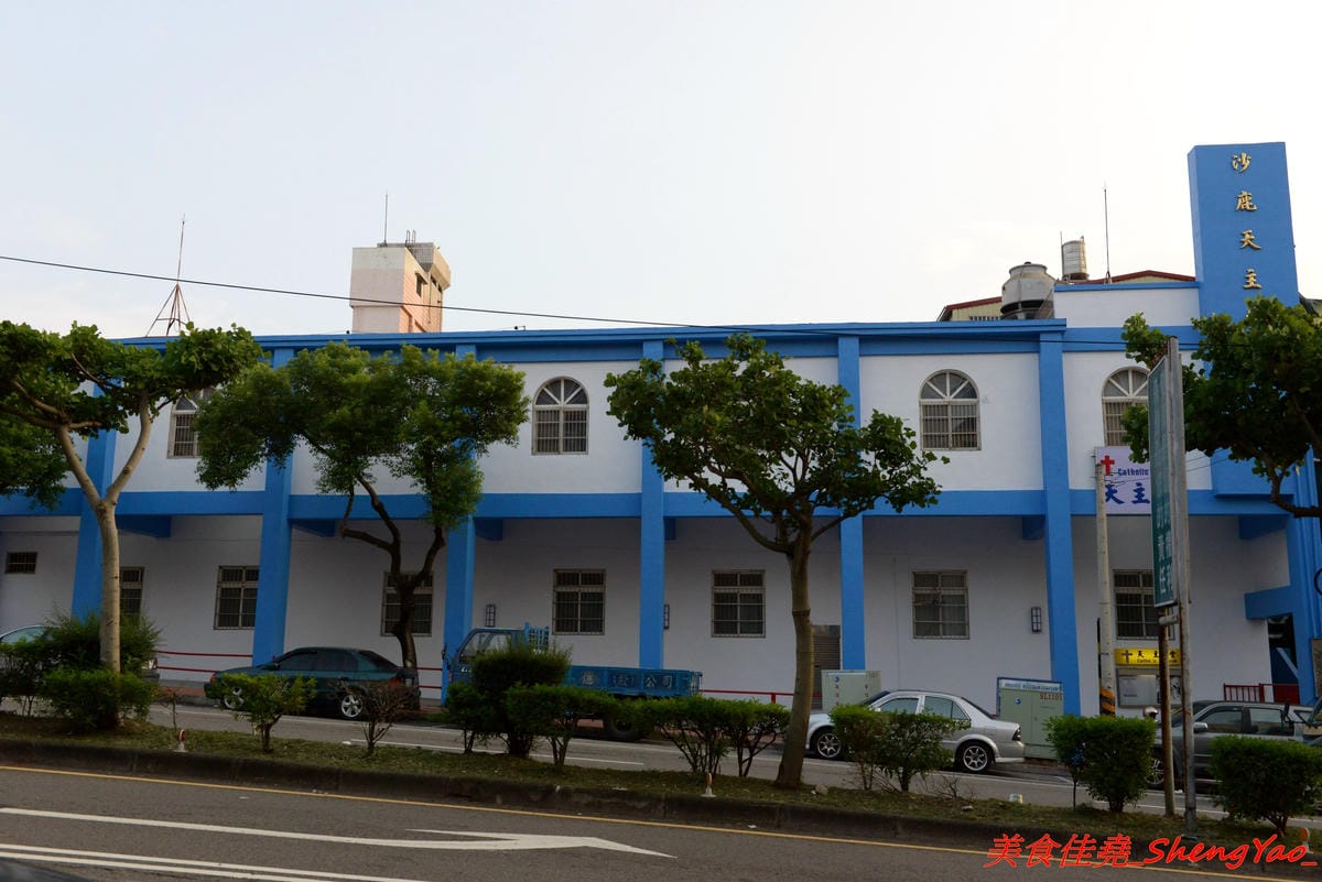 [台中沙鹿]爆Q美式炸雞 沙鹿店 – 彰化發跡的美式炸雞店,網友評價不輸胖老爹,肉嫩不柴,肉汁鎖好鎖滿,剛炸好現吃會有爆汁的感覺,價格便宜,超值全家餐只要299元。
