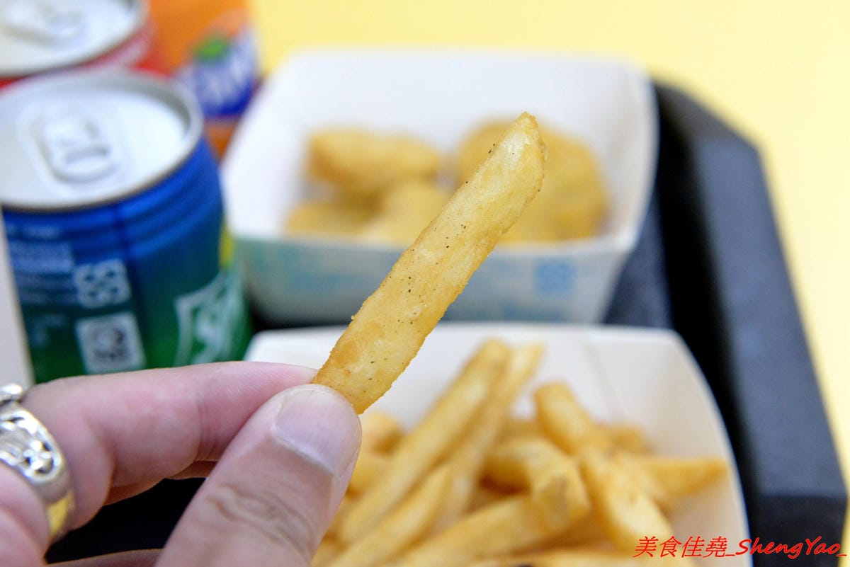 [台中沙鹿]爆Q美式炸雞 沙鹿店 – 彰化發跡的美式炸雞店,網友評價不輸胖老爹,肉嫩不柴,肉汁鎖好鎖滿,剛炸好現吃會有爆汁的感覺,價格便宜,超值全家餐只要299元。