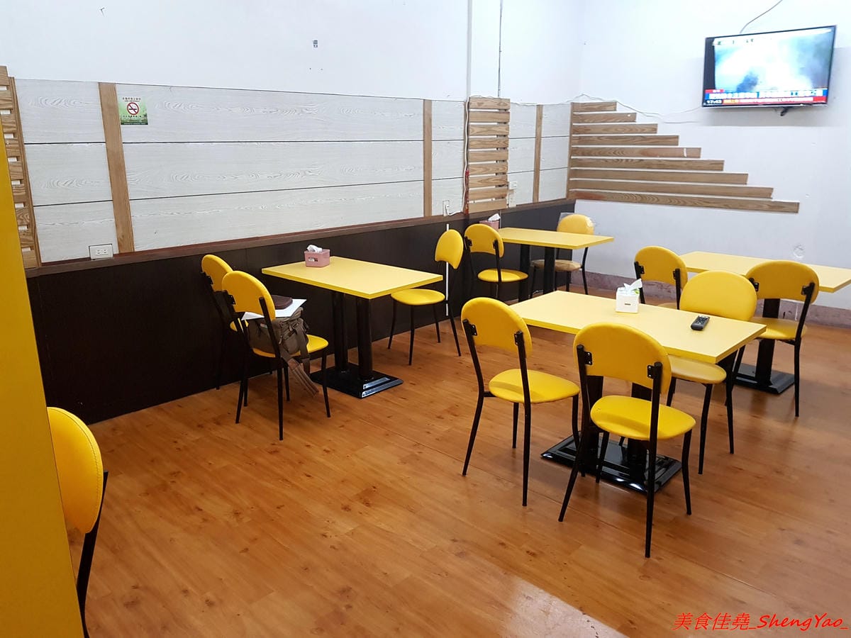 [台中沙鹿]爆Q美式炸雞 沙鹿店 – 彰化發跡的美式炸雞店,網友評價不輸胖老爹,肉嫩不柴,肉汁鎖好鎖滿,剛炸好現吃會有爆汁的感覺,價格便宜,超值全家餐只要299元。