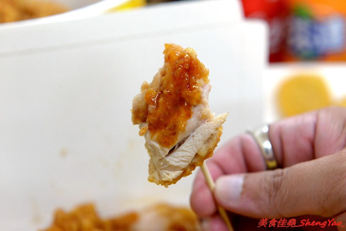 [台中沙鹿]爆Q美式炸雞 沙鹿店 – 彰化發跡的美式炸雞店,網友評價不輸胖老爹,肉嫩不柴,肉汁鎖好鎖滿,剛炸好現吃會有爆汁的感覺,價格便宜,超值全家餐只要299元。