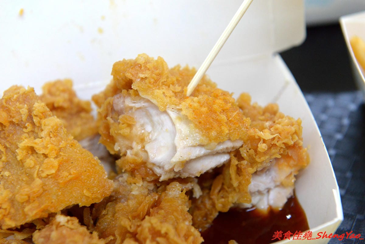 [台中沙鹿]爆Q美式炸雞 沙鹿店 – 彰化發跡的美式炸雞店,網友評價不輸胖老爹,肉嫩不柴,肉汁鎖好鎖滿,剛炸好現吃會有爆汁的感覺,價格便宜,超值全家餐只要299元。