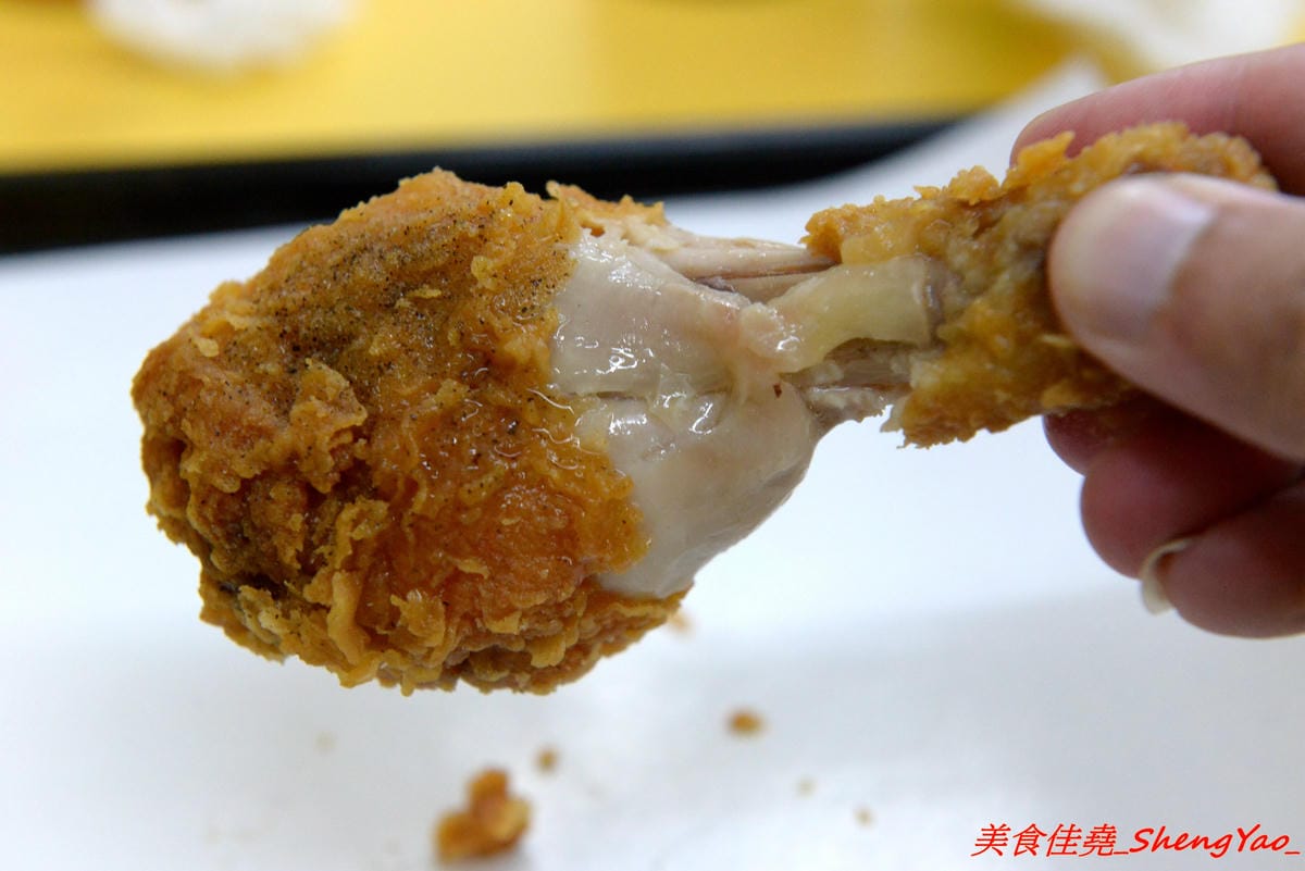 [台中沙鹿]爆Q美式炸雞 沙鹿店 – 彰化發跡的美式炸雞店,網友評價不輸胖老爹,肉嫩不柴,肉汁鎖好鎖滿,剛炸好現吃會有爆汁的感覺,價格便宜,超值全家餐只要299元。