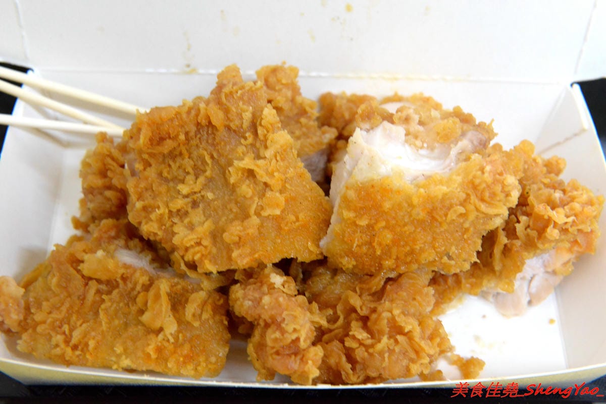 [台中沙鹿]爆Q美式炸雞 沙鹿店 – 彰化發跡的美式炸雞店,網友評價不輸胖老爹,肉嫩不柴,肉汁鎖好鎖滿,剛炸好現吃會有爆汁的感覺,價格便宜,超值全家餐只要299元。