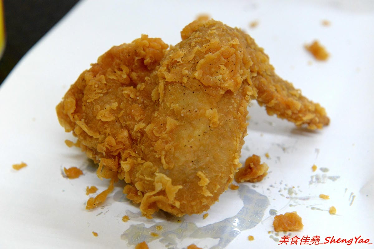 [台中沙鹿]爆Q美式炸雞 沙鹿店 – 彰化發跡的美式炸雞店,網友評價不輸胖老爹,肉嫩不柴,肉汁鎖好鎖滿,剛炸好現吃會有爆汁的感覺,價格便宜,超值全家餐只要299元。