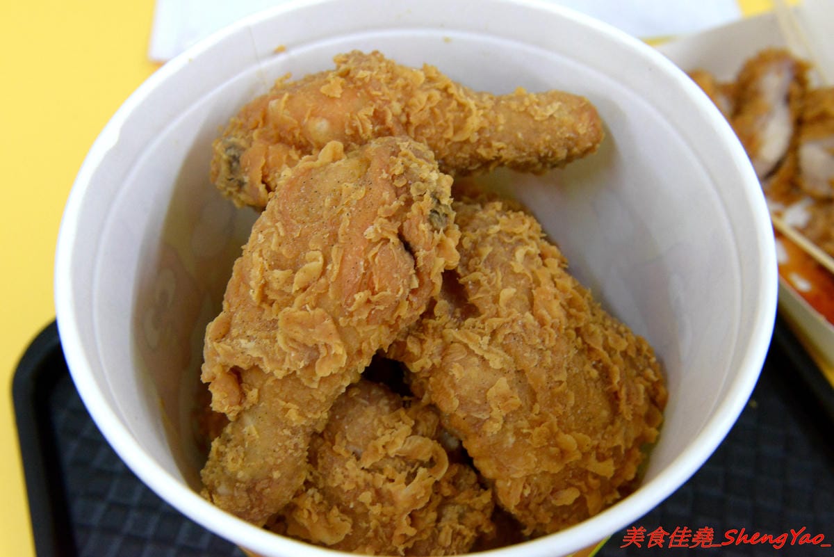 [台中沙鹿]爆Q美式炸雞 沙鹿店 – 彰化發跡的美式炸雞店,網友評價不輸胖老爹,肉嫩不柴,肉汁鎖好鎖滿,剛炸好現吃會有爆汁的感覺,價格便宜,超值全家餐只要299元。