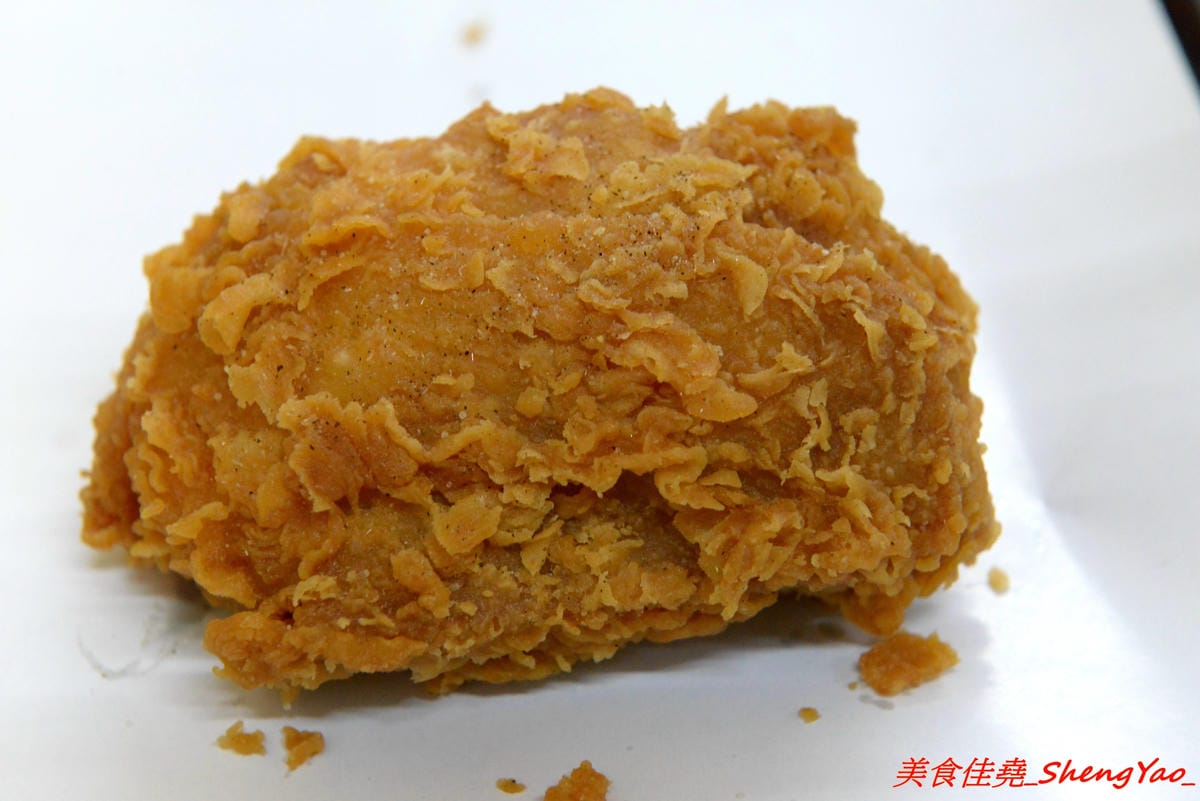 [台中沙鹿]爆Q美式炸雞 沙鹿店 – 彰化發跡的美式炸雞店,網友評價不輸胖老爹,肉嫩不柴,肉汁鎖好鎖滿,剛炸好現吃會有爆汁的感覺,價格便宜,超值全家餐只要299元。