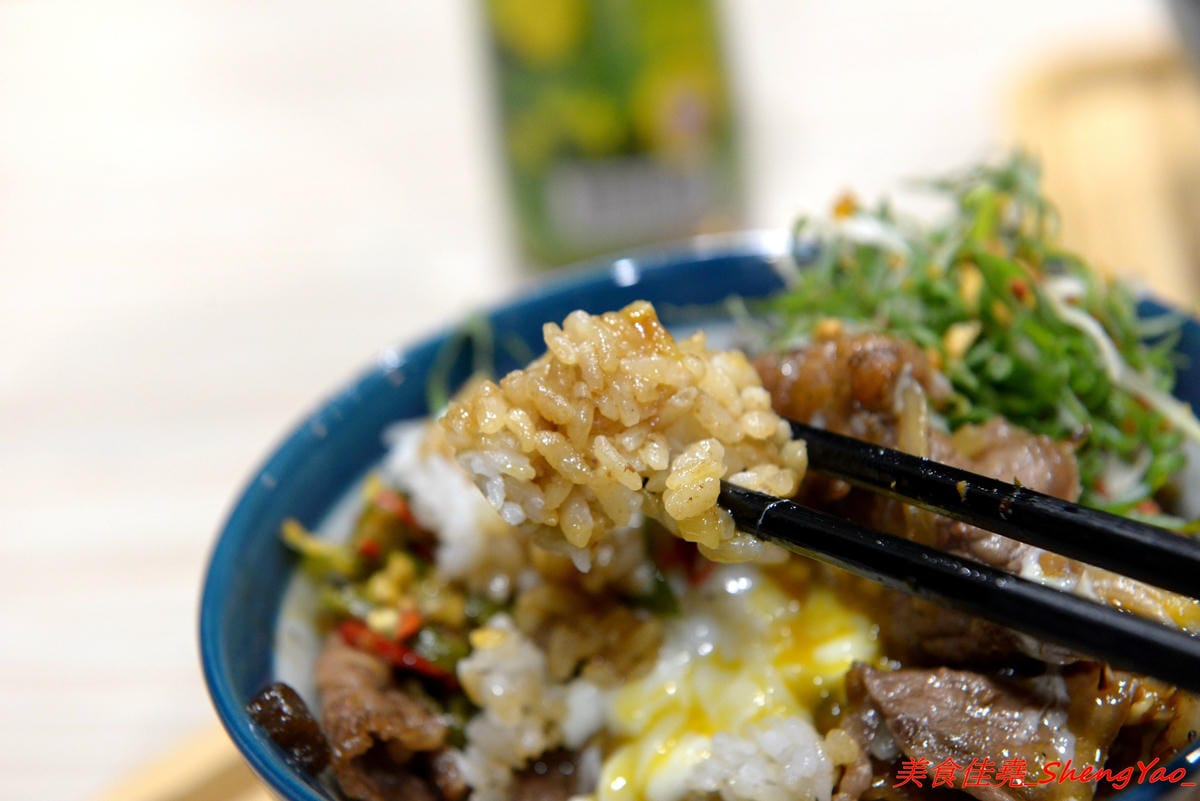 [台中西區]TAKU牛丼專賣店 – 廣三SOGO商圈的深夜食堂牛丼專賣,主打牛丼還有和小戶商行合作的剁椒豬肉飯,大推那個剁椒豬肉飯,香辣夠味好好吃,晚上九點開賣賣完為止。