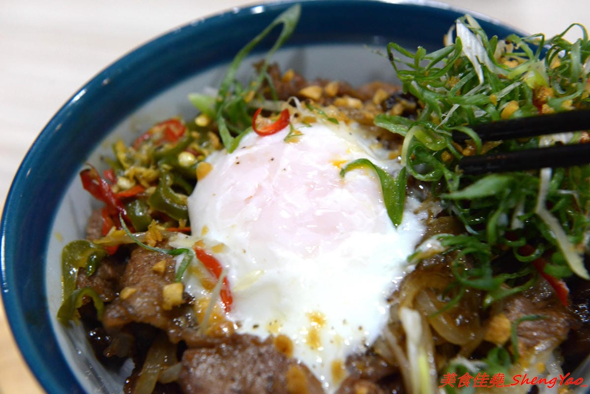 [台中西區]TAKU牛丼專賣店 – 廣三SOGO商圈的深夜食堂牛丼專賣,主打牛丼還有和小戶商行合作的剁椒豬肉飯,大推那個剁椒豬肉飯,香辣夠味好好吃,晚上九點開賣賣完為止。