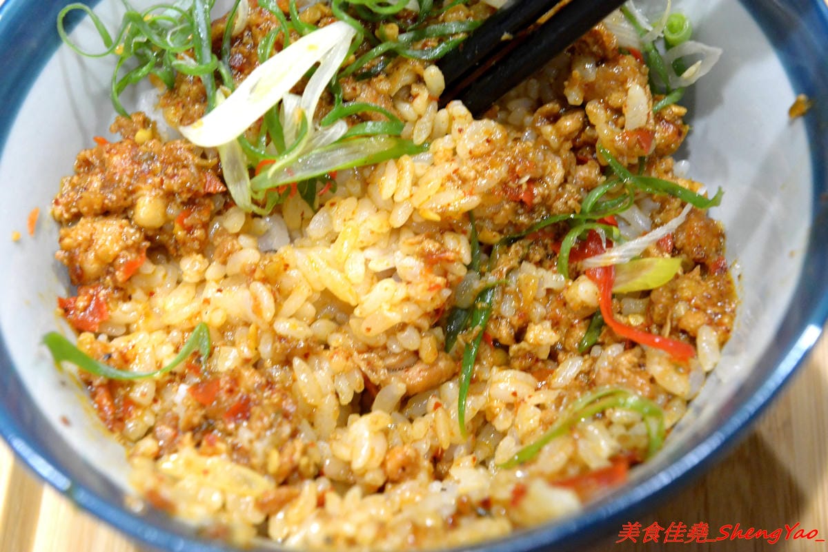 [台中西區]TAKU牛丼專賣店 – 廣三SOGO商圈的深夜食堂牛丼專賣,主打牛丼還有和小戶商行合作的剁椒豬肉飯,大推那個剁椒豬肉飯,香辣夠味好好吃,晚上九點開賣賣完為止。
