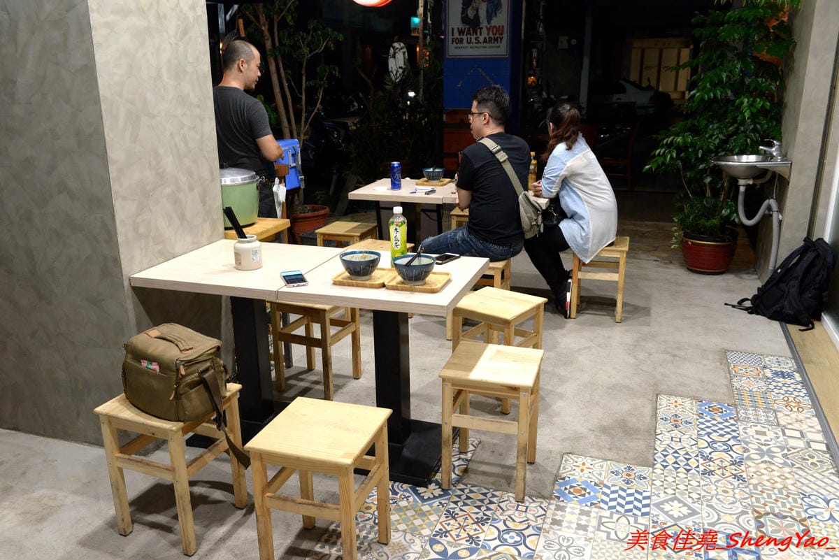 [台中西區]TAKU牛丼專賣店 – 廣三SOGO商圈的深夜食堂牛丼專賣,主打牛丼還有和小戶商行合作的剁椒豬肉飯,大推那個剁椒豬肉飯,香辣夠味好好吃,晚上九點開賣賣完為止。