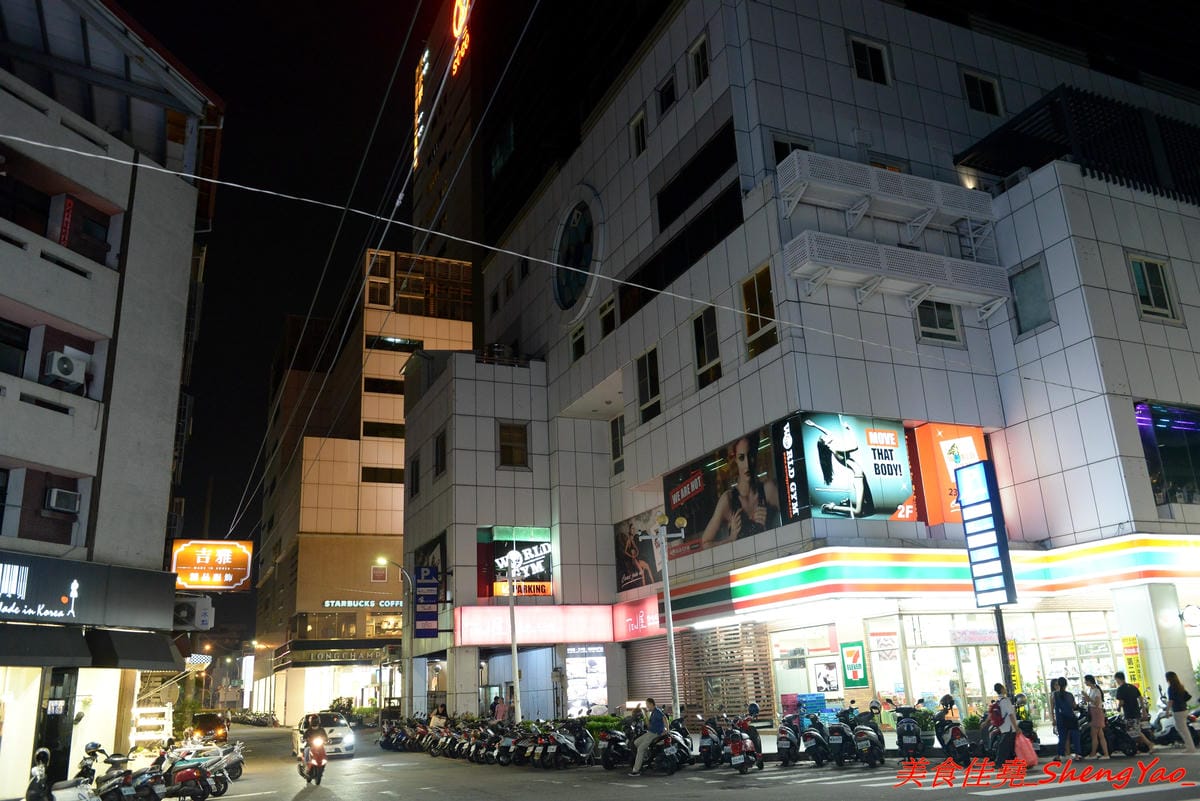 [台中西區]TAKU牛丼專賣店 – 廣三SOGO商圈的深夜食堂牛丼專賣,主打牛丼還有和小戶商行合作的剁椒豬肉飯,大推那個剁椒豬肉飯,香辣夠味好好吃,晚上九點開賣賣完為止。