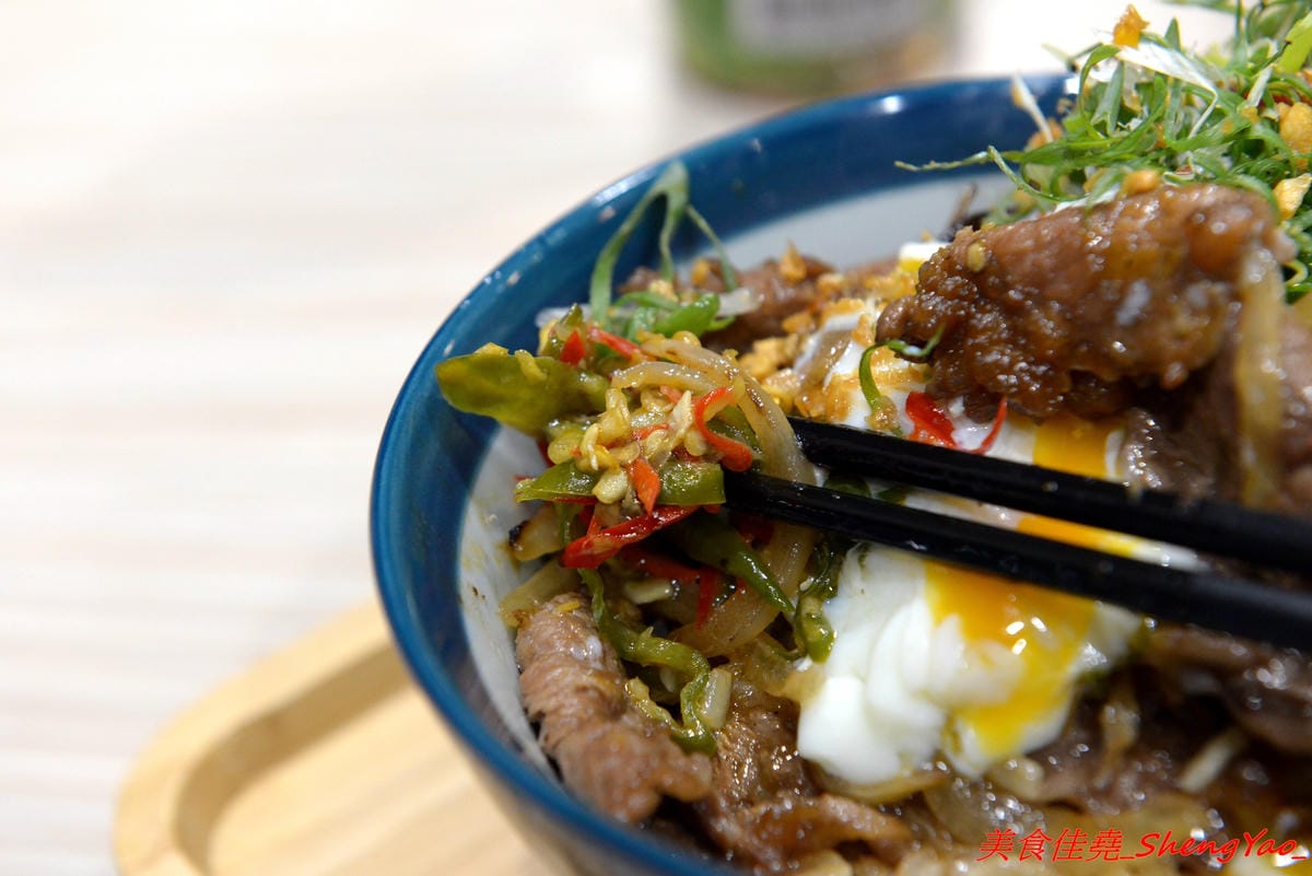 [台中西區]TAKU牛丼專賣店 – 廣三SOGO商圈的深夜食堂牛丼專賣,主打牛丼還有和小戶商行合作的剁椒豬肉飯,大推那個剁椒豬肉飯,香辣夠味好好吃,晚上九點開賣賣完為止。