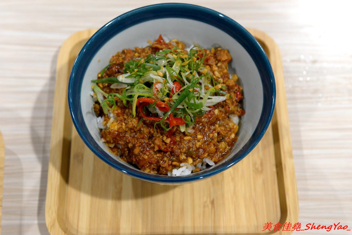 [台中西區]TAKU牛丼專賣店 – 廣三SOGO商圈的深夜食堂牛丼專賣,主打牛丼還有和小戶商行合作的剁椒豬肉飯,大推那個剁椒豬肉飯,香辣夠味好好吃,晚上九點開賣賣完為止。