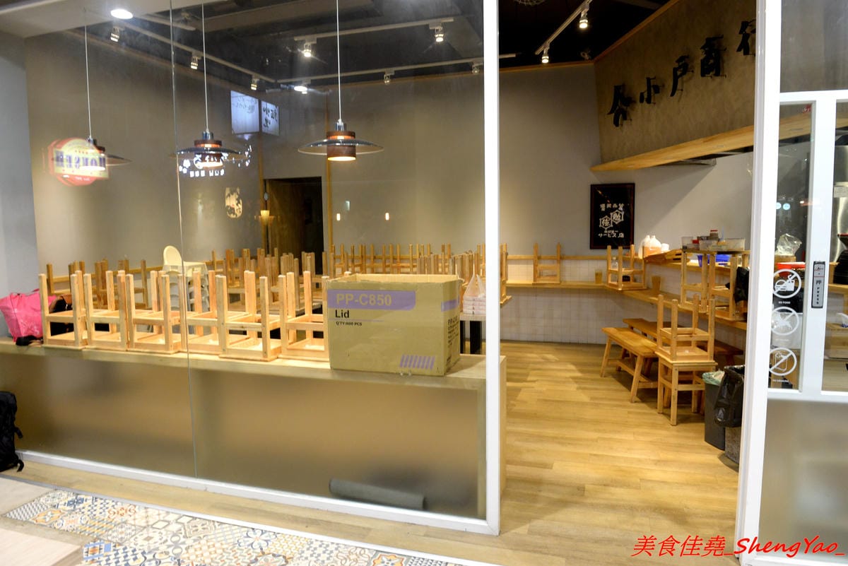 [台中西區]TAKU牛丼專賣店 – 廣三SOGO商圈的深夜食堂牛丼專賣,主打牛丼還有和小戶商行合作的剁椒豬肉飯,大推那個剁椒豬肉飯,香辣夠味好好吃,晚上九點開賣賣完為止。