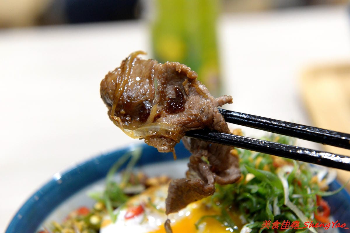 [台中西區]TAKU牛丼專賣店 – 廣三SOGO商圈的深夜食堂牛丼專賣,主打牛丼還有和小戶商行合作的剁椒豬肉飯,大推那個剁椒豬肉飯,香辣夠味好好吃,晚上九點開賣賣完為止。