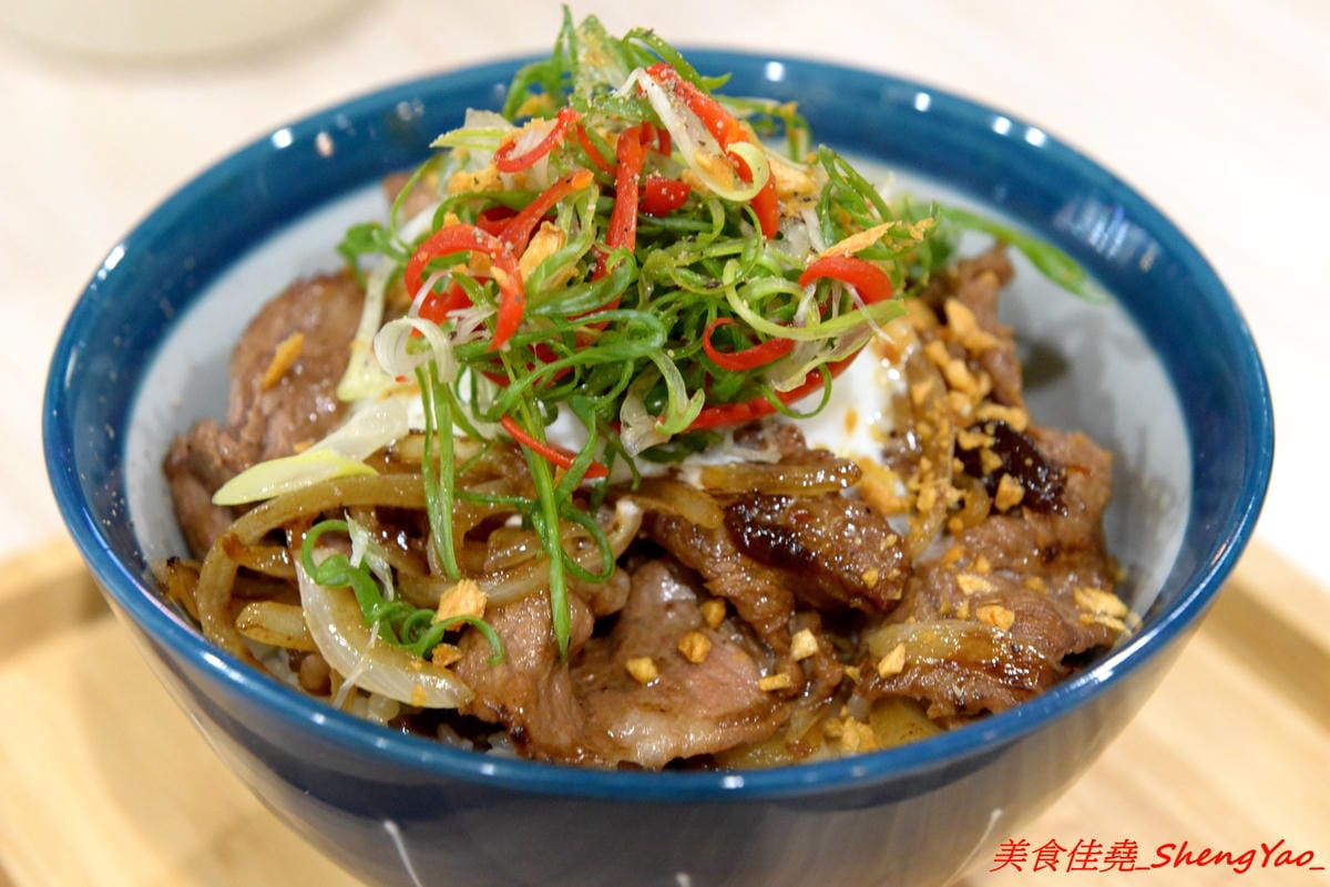 [台中西區]TAKU牛丼專賣店 – 廣三SOGO商圈的深夜食堂牛丼專賣,主打牛丼還有和小戶商行合作的剁椒豬肉飯,大推那個剁椒豬肉飯,香辣夠味好好吃,晚上九點開賣賣完為止。