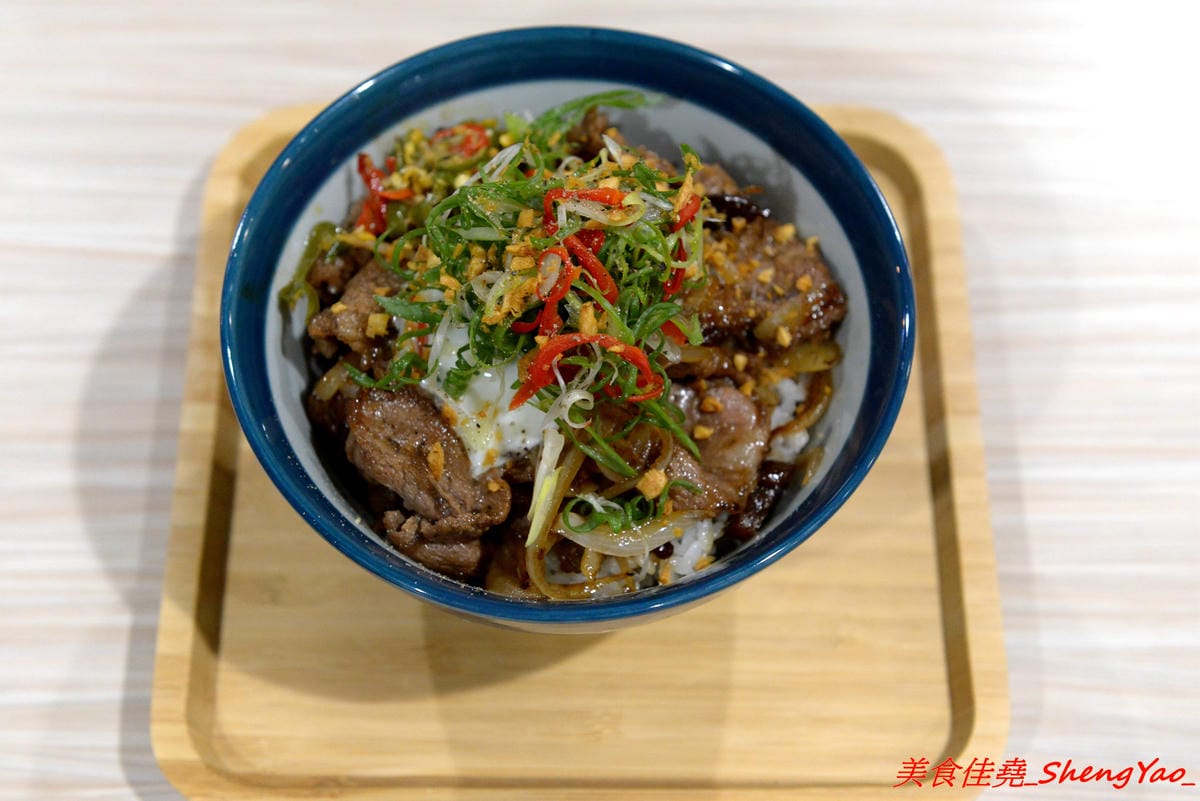 [台中西區]TAKU牛丼專賣店 – 廣三SOGO商圈的深夜食堂牛丼專賣,主打牛丼還有和小戶商行合作的剁椒豬肉飯,大推那個剁椒豬肉飯,香辣夠味好好吃,晚上九點開賣賣完為止。
