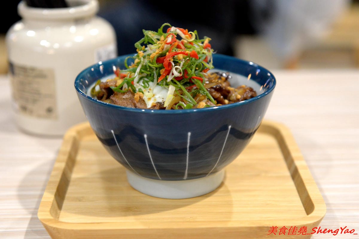 [台中西區]TAKU牛丼專賣店 – 廣三SOGO商圈的深夜食堂牛丼專賣,主打牛丼還有和小戶商行合作的剁椒豬肉飯,大推那個剁椒豬肉飯,香辣夠味好好吃,晚上九點開賣賣完為止。