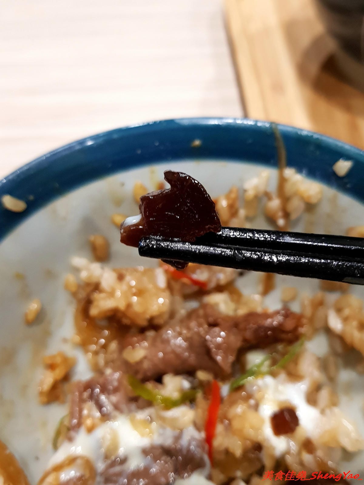 [台中西區]TAKU牛丼專賣店 – 廣三SOGO商圈的深夜食堂牛丼專賣,主打牛丼還有和小戶商行合作的剁椒豬肉飯,大推那個剁椒豬肉飯,香辣夠味好好吃,晚上九點開賣賣完為止。