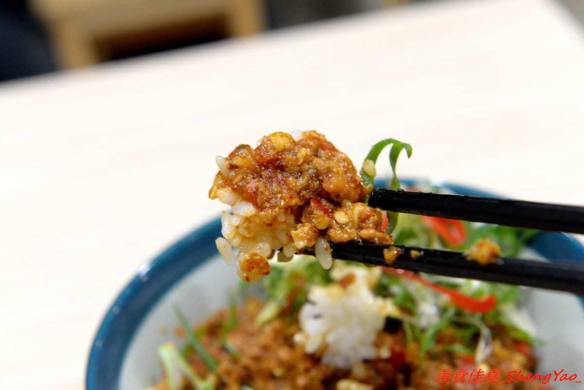 [台中西區]TAKU牛丼專賣店 – 廣三SOGO商圈的深夜食堂牛丼專賣,主打牛丼還有和小戶商行合作的剁椒豬肉飯,大推那個剁椒豬肉飯,香辣夠味好好吃,晚上九點開賣賣完為止。