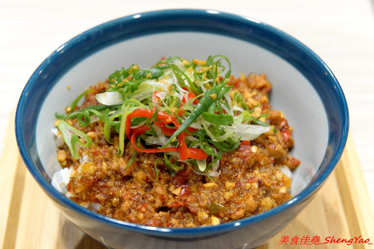 [台中西區]TAKU牛丼專賣店 – 廣三SOGO商圈的深夜食堂牛丼專賣,主打牛丼還有和小戶商行合作的剁椒豬肉飯,大推那個剁椒豬肉飯,香辣夠味好好吃,晚上九點開賣賣完為止。
