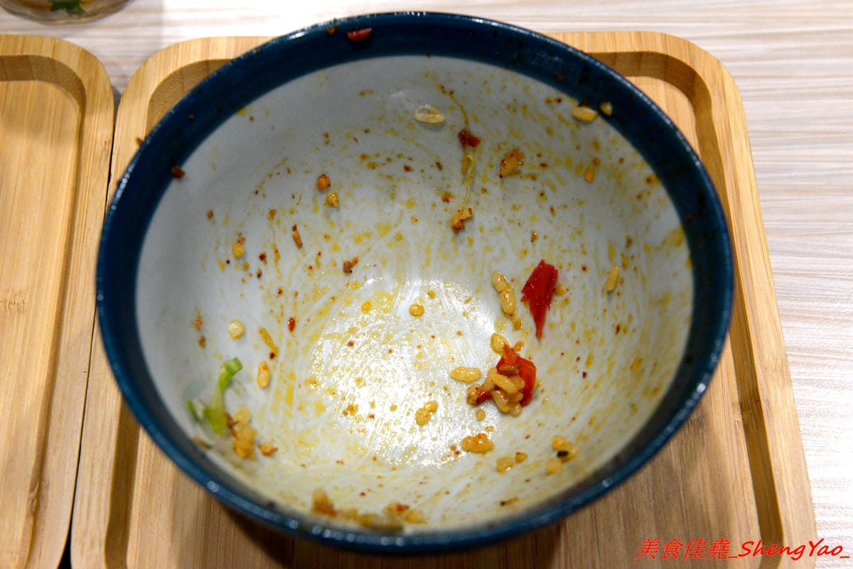 [台中西區]TAKU牛丼專賣店 – 廣三SOGO商圈的深夜食堂牛丼專賣,主打牛丼還有和小戶商行合作的剁椒豬肉飯,大推那個剁椒豬肉飯,香辣夠味好好吃,晚上九點開賣賣完為止。