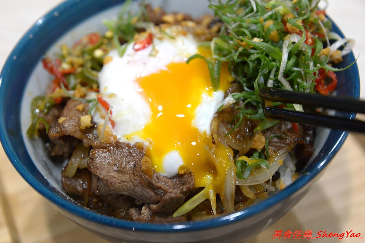 [台中西區]TAKU牛丼專賣店 – 廣三SOGO商圈的深夜食堂牛丼專賣,主打牛丼還有和小戶商行合作的剁椒豬肉飯,大推那個剁椒豬肉飯,香辣夠味好好吃,晚上九點開賣賣完為止。