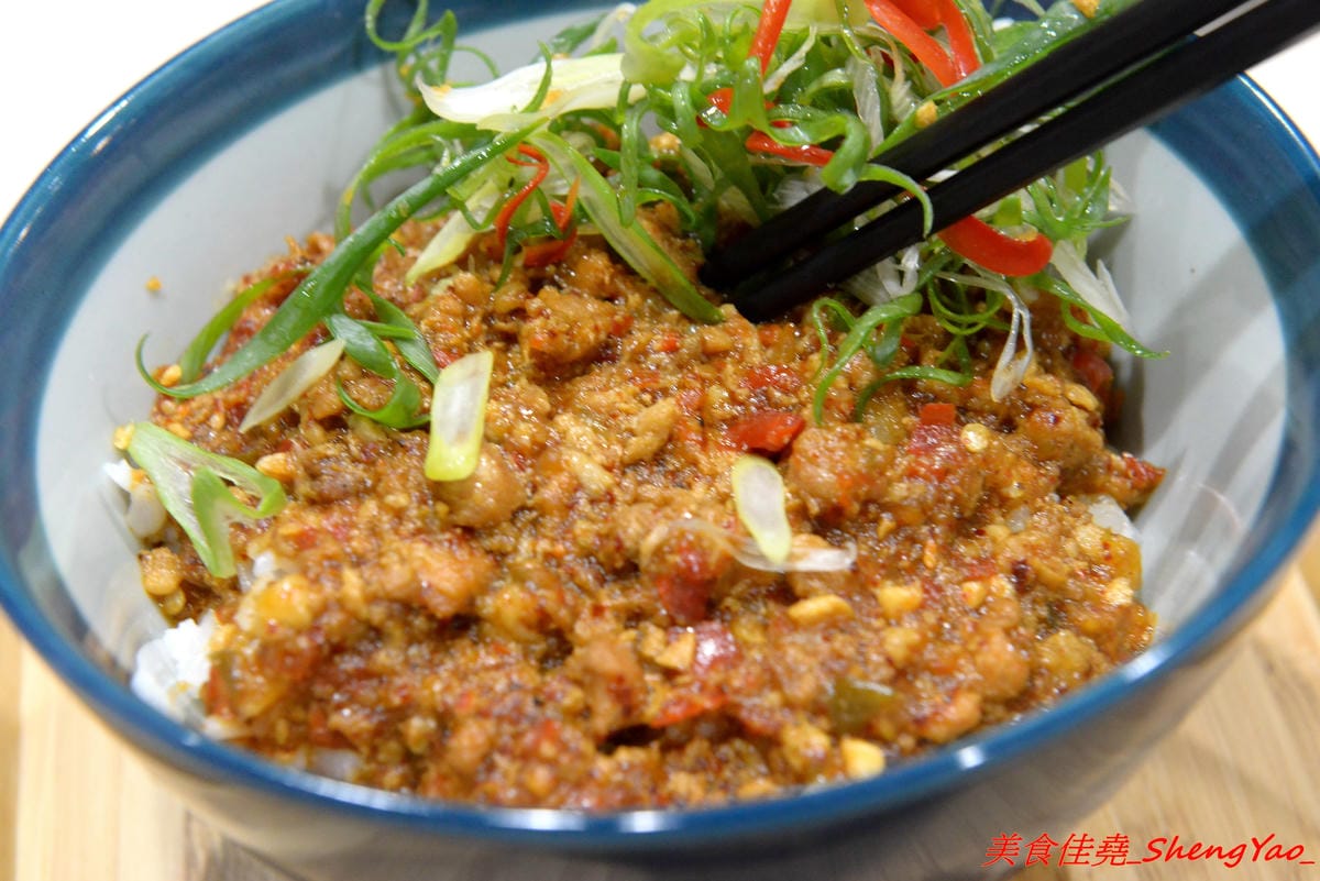 [台中西區]TAKU牛丼專賣店 – 廣三SOGO商圈的深夜食堂牛丼專賣,主打牛丼還有和小戶商行合作的剁椒豬肉飯,大推那個剁椒豬肉飯,香辣夠味好好吃,晚上九點開賣賣完為止。