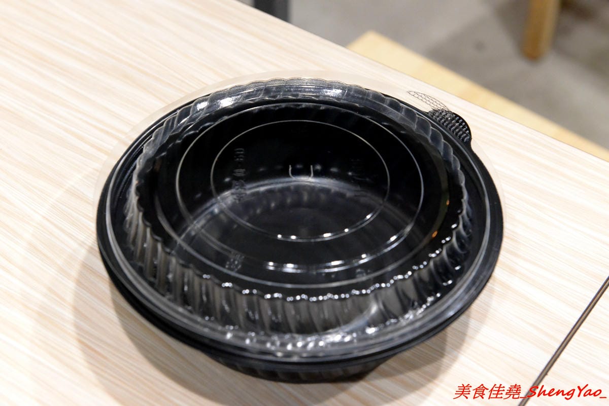 [台中西區]TAKU牛丼專賣店 – 廣三SOGO商圈的深夜食堂牛丼專賣,主打牛丼還有和小戶商行合作的剁椒豬肉飯,大推那個剁椒豬肉飯,香辣夠味好好吃,晚上九點開賣賣完為止。
