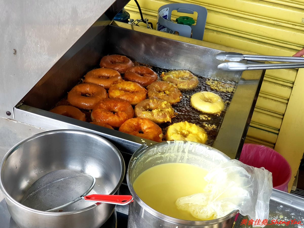 [台中清水]大友鮮乳甜甜圈 – 清水國小日式校舍對面的好吃甜甜圈攤,湯種麵糰天然酵母發酵不添加人工色素和香料,口感鬆軟帶彈性,越嚼越好吃,剛炸好往往立刻被秒殺一空,想吃建議事先電話預