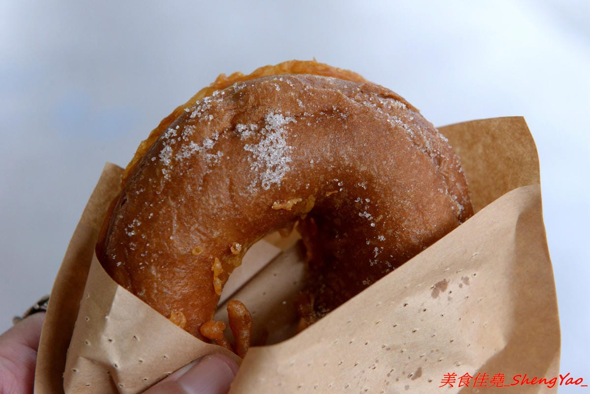 [台中清水]大友鮮乳甜甜圈 – 清水國小日式校舍對面的好吃甜甜圈攤,湯種麵糰天然酵母發酵不添加人工色素和香料,口感鬆軟帶彈性,越嚼越好吃,剛炸好往往立刻被秒殺一空,想吃建議事先電話預