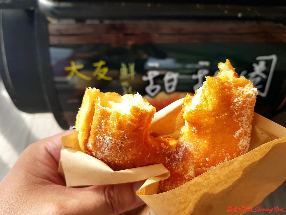 [台中清水]大友鮮乳甜甜圈 – 清水國小日式校舍對面的好吃甜甜圈攤,湯種麵糰天然酵母發酵不添加人工色素和香料,口感鬆軟帶彈性,越嚼越好吃,剛炸好往往立刻被秒殺一空,想吃建議事先電話預