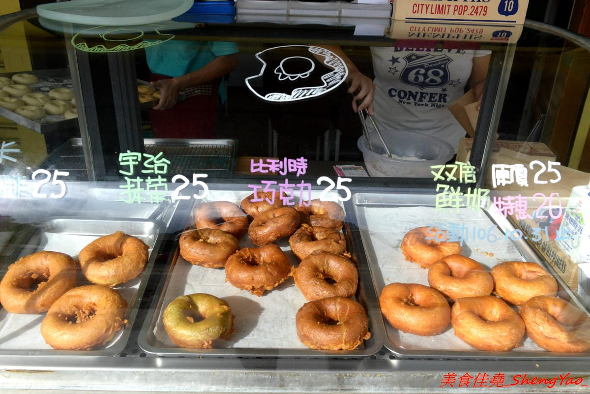 [台中清水]大友鮮乳甜甜圈 – 清水國小日式校舍對面的好吃甜甜圈攤,湯種麵糰天然酵母發酵不添加人工色素和香料,口感鬆軟帶彈性,越嚼越好吃,剛炸好往往立刻被秒殺一空,想吃建議事先電話預