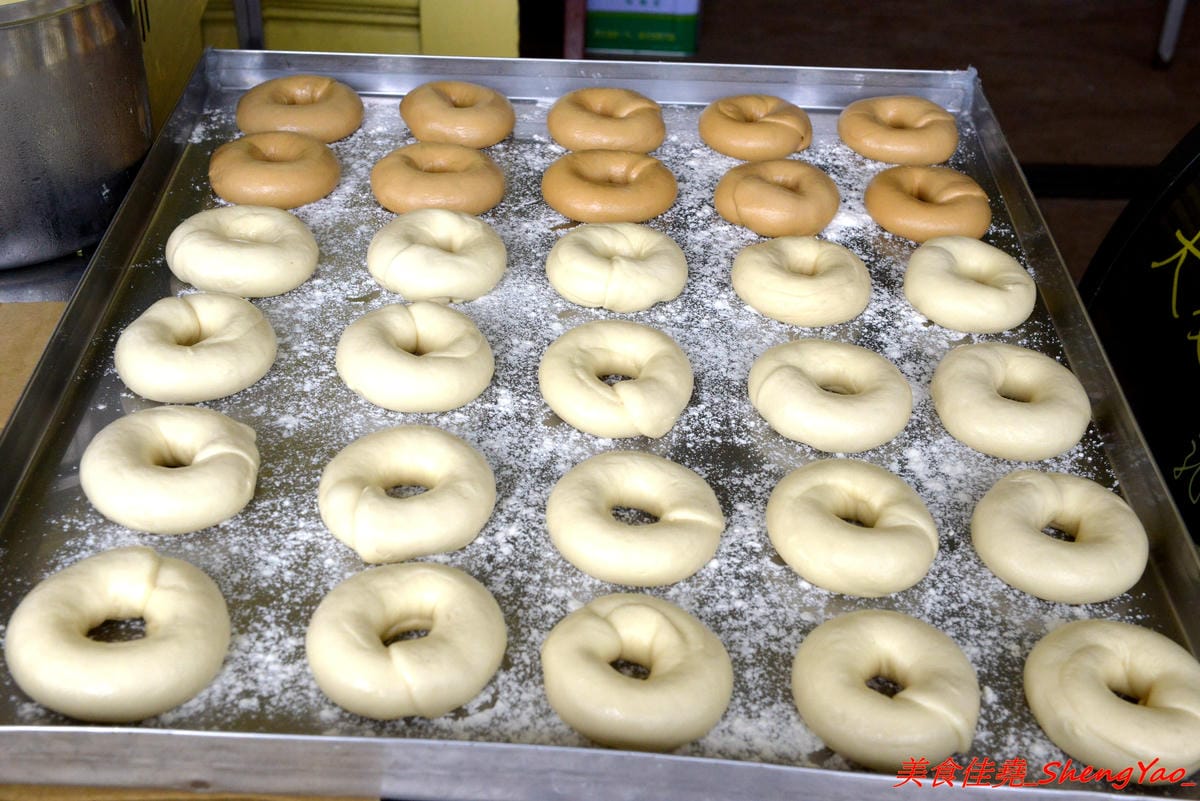 [台中清水]大友鮮乳甜甜圈 – 清水國小日式校舍對面的好吃甜甜圈攤,湯種麵糰天然酵母發酵不添加人工色素和香料,口感鬆軟帶彈性,越嚼越好吃,剛炸好往往立刻被秒殺一空,想吃建議事先電話預