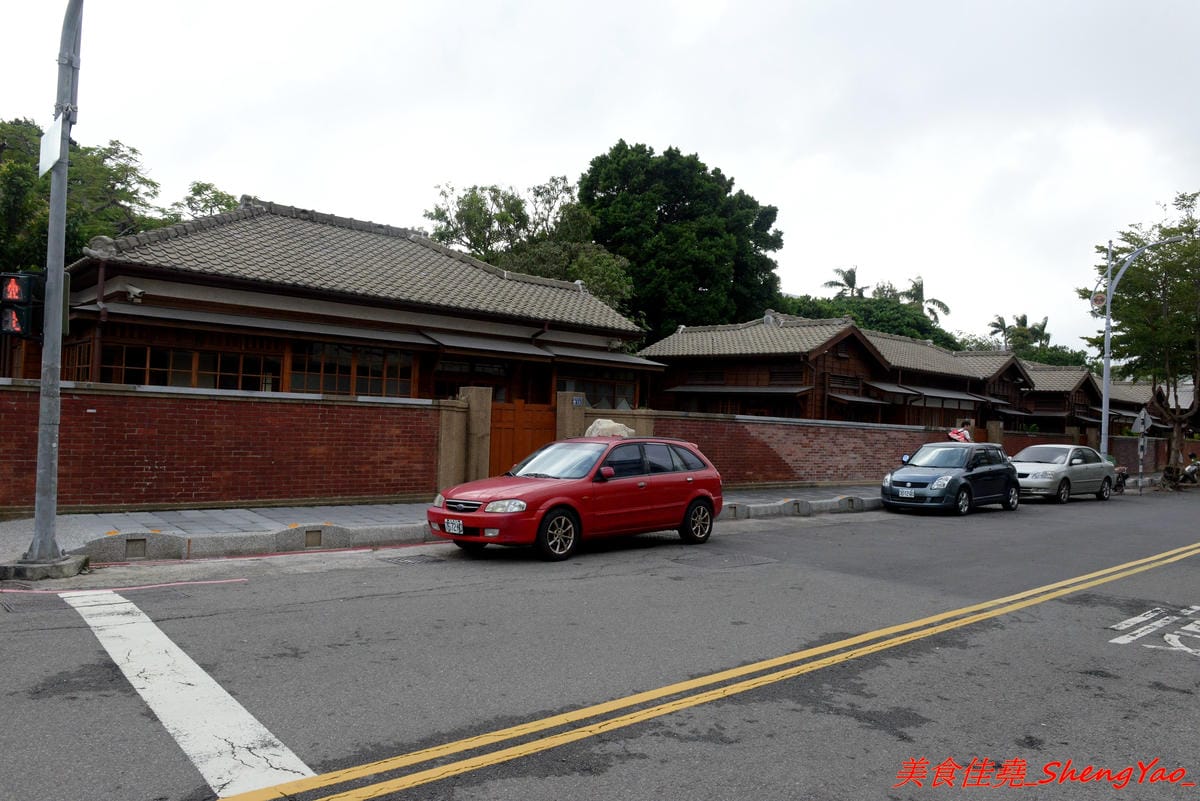 [台中清水]大友鮮乳甜甜圈 – 清水國小日式校舍對面的好吃甜甜圈攤,湯種麵糰天然酵母發酵不添加人工色素和香料,口感鬆軟帶彈性,越嚼越好吃,剛炸好往往立刻被秒殺一空,想吃建議事先電話預
