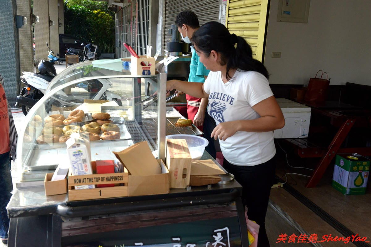 [台中清水]大友鮮乳甜甜圈 – 清水國小日式校舍對面的好吃甜甜圈攤,湯種麵糰天然酵母發酵不添加人工色素和香料,口感鬆軟帶彈性,越嚼越好吃,剛炸好往往立刻被秒殺一空,想吃建議事先電話預
