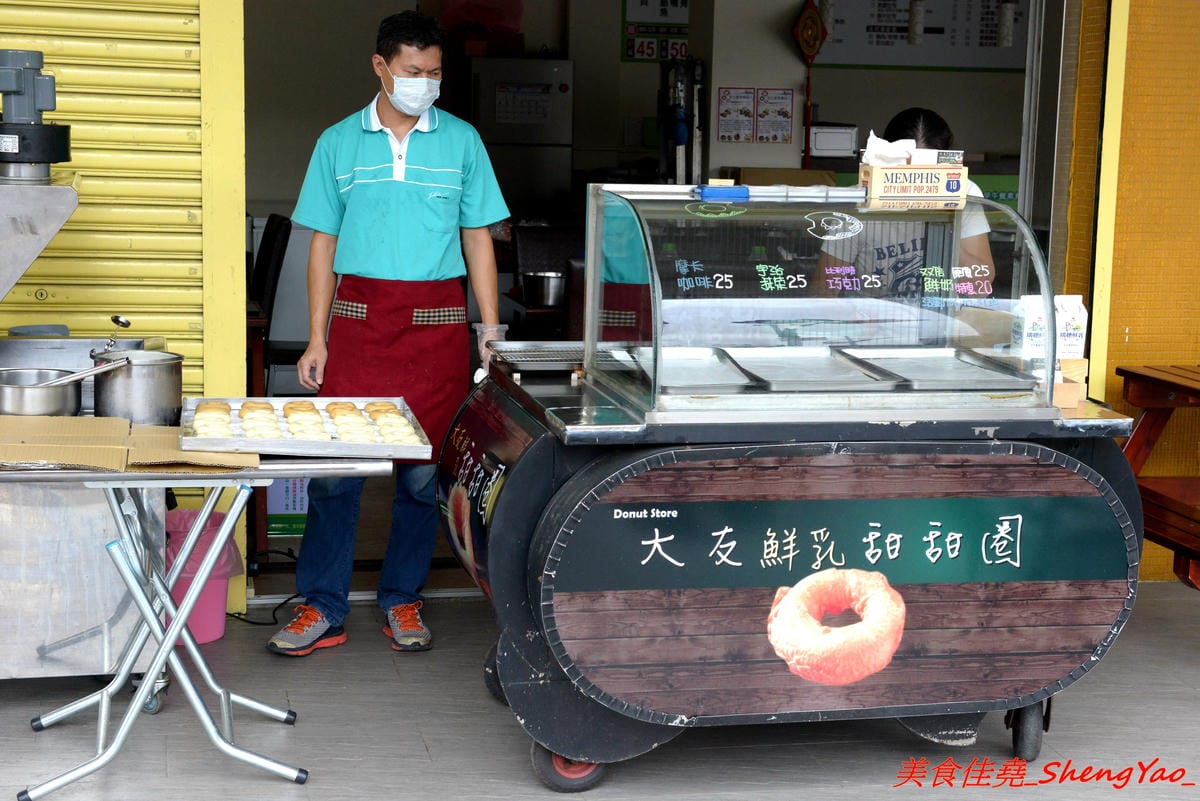 [台中清水]大友鮮乳甜甜圈 – 清水國小日式校舍對面的好吃甜甜圈攤,湯種麵糰天然酵母發酵不添加人工色素和香料,口感鬆軟帶彈性,越嚼越好吃,剛炸好往往立刻被秒殺一空,想吃建議事先電話預