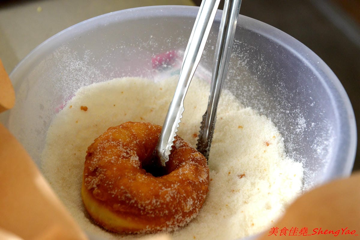 [台中清水]大友鮮乳甜甜圈 – 清水國小日式校舍對面的好吃甜甜圈攤,湯種麵糰天然酵母發酵不添加人工色素和香料,口感鬆軟帶彈性,越嚼越好吃,剛炸好往往立刻被秒殺一空,想吃建議事先電話預