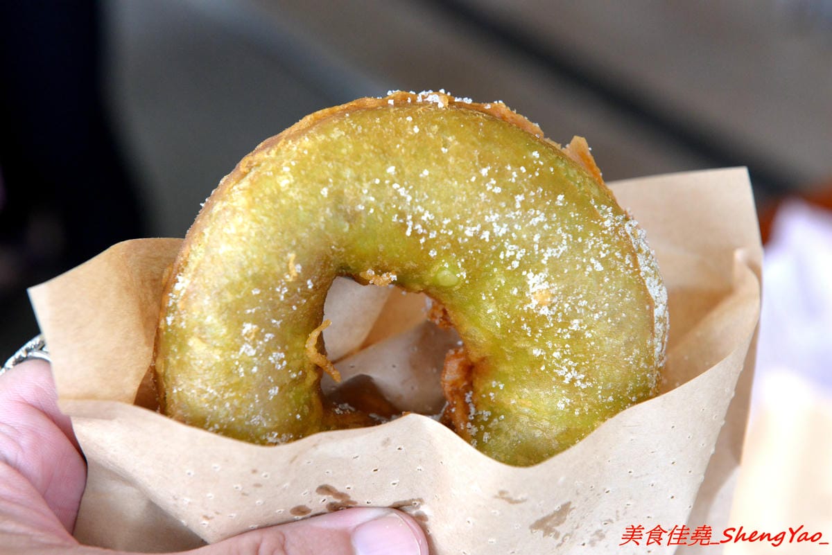 [台中清水]大友鮮乳甜甜圈 – 清水國小日式校舍對面的好吃甜甜圈攤,湯種麵糰天然酵母發酵不添加人工色素和香料,口感鬆軟帶彈性,越嚼越好吃,剛炸好往往立刻被秒殺一空,想吃建議事先電話預