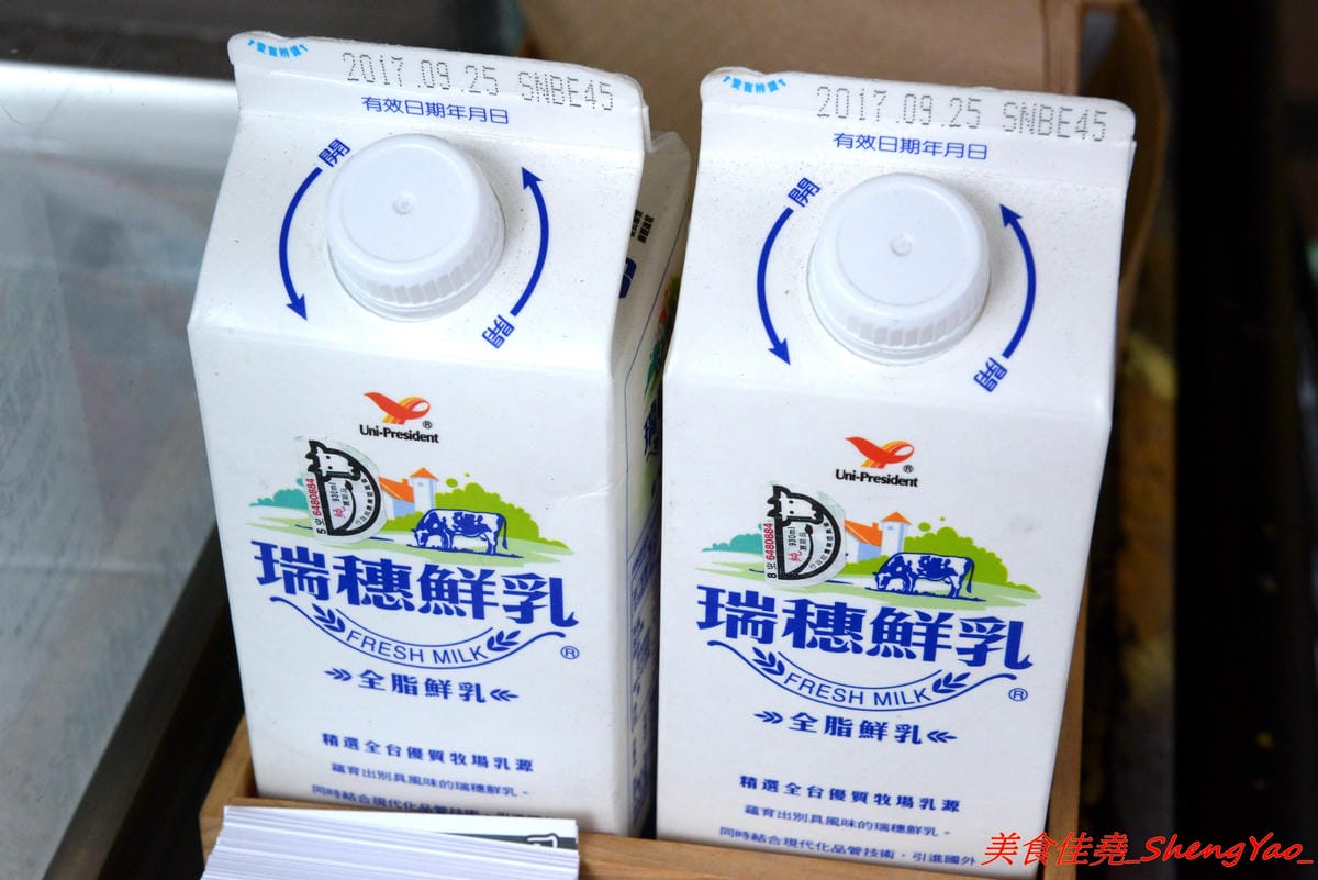 [台中清水]大友鮮乳甜甜圈 – 清水國小日式校舍對面的好吃甜甜圈攤,湯種麵糰天然酵母發酵不添加人工色素和香料,口感鬆軟帶彈性,越嚼越好吃,剛炸好往往立刻被秒殺一空,想吃建議事先電話預