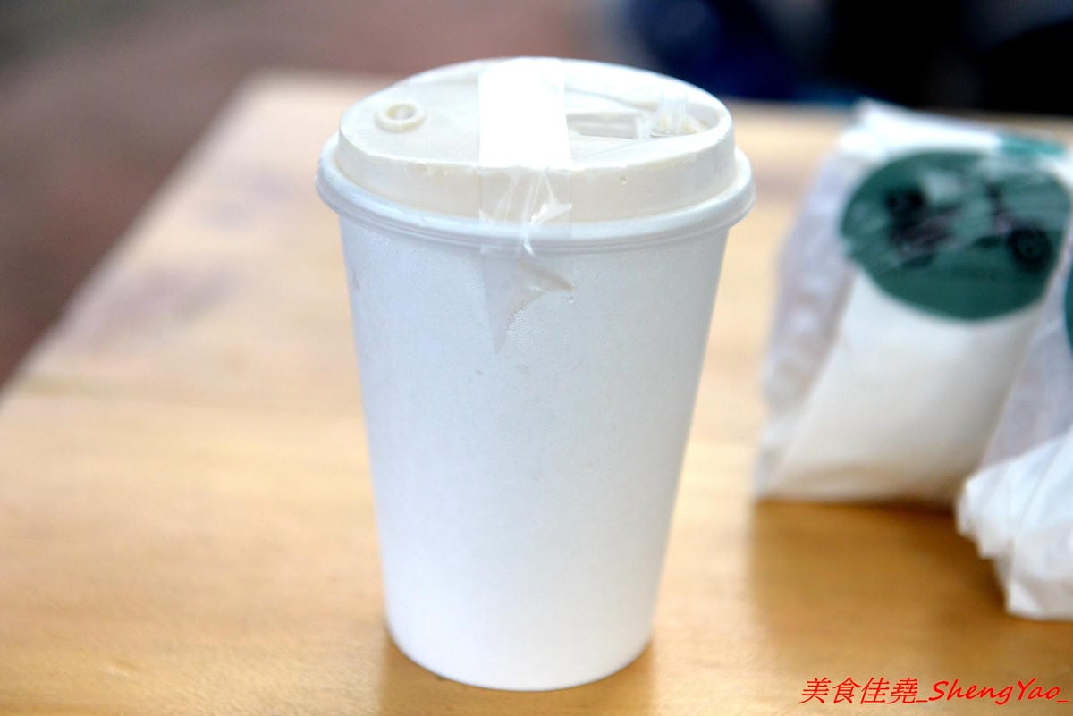 [台中西屯]六樓三明治 – 中科商圈文青風行動早餐車,用老舊偉士牌機車載來賣,主打自製麵包手作漢堡和佛卡夏三明治,用料豐富,自製醬料味道獨特,每天口味不固定,數量有限賣完為止。